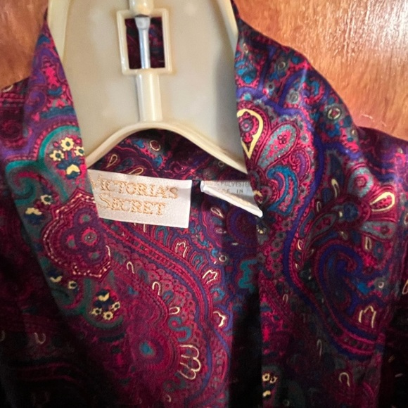 Paisley wrap style Victoria secret gold label robe 
Purple small med - Picture 4 of 8